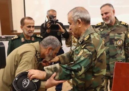 بوسه فرمانده کل ارتش بر دست امیر سرتیپ پیشکسوت کریم عبادت جانشین اسبق نیروی زمینی ارتش