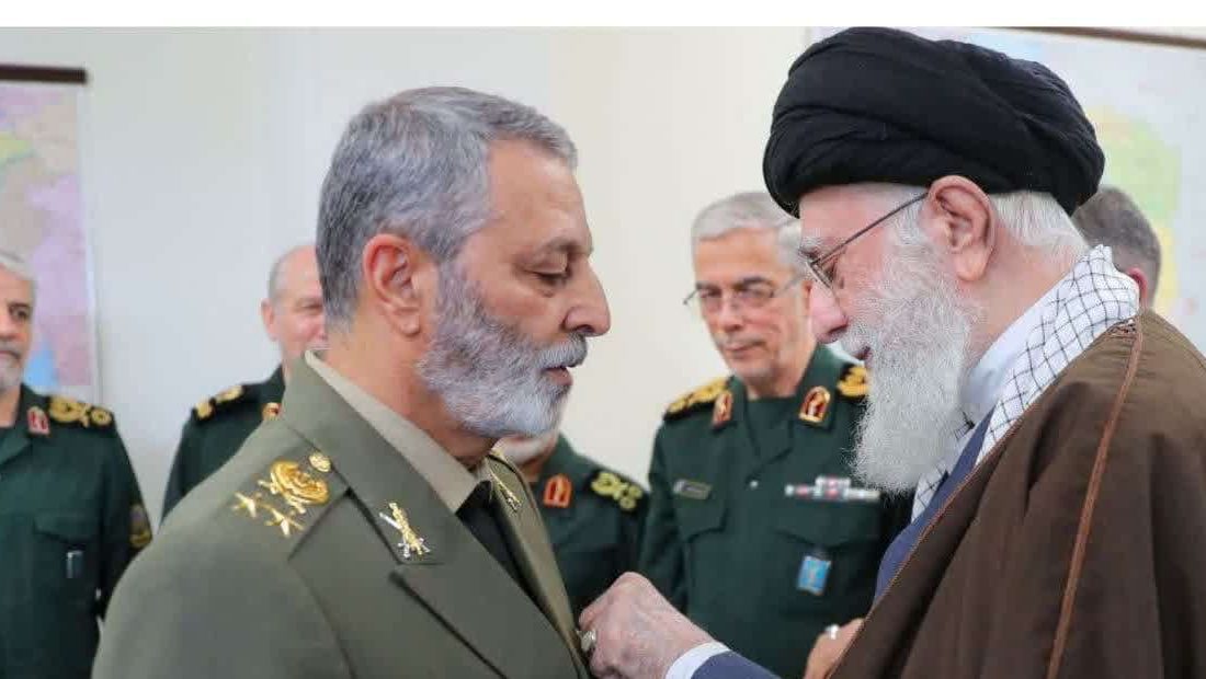 اعطای نشان فتح به فرماندهان کل ارتش و سپاه
