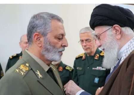 اعطای نشان فتح به فرماندهان کل ارتش و سپاه