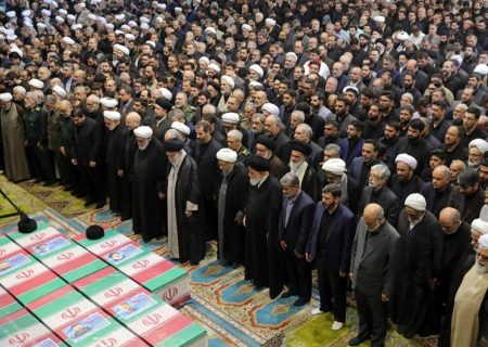 اقامه نماز حضرت آیت الله خامنه‌ای رهبر معظم انقلاب اسلامی بر پیکر شهید آیت الله رئیسی و  شهدای خدمت