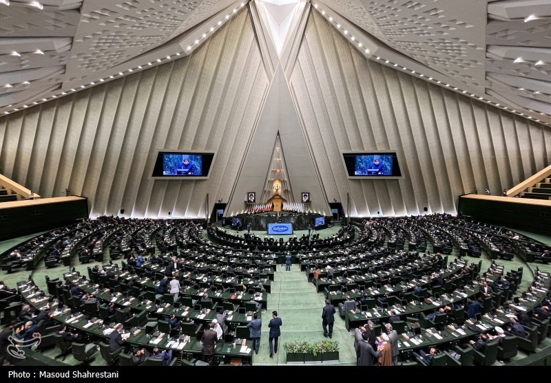 -افتتاحیه دوازدهمین دوره مجلس شورای اسلامی با حضور جمعی از مقامات کشوری و لشکری و منتخبان مجلس دوازدهم برگزار شد که حاشیه‌های جالبی داشت.