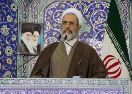 امام جمعه قم: جزایر سه گانه ایران غیر قابل مذاکره است/ تسلیم هیچ توطئه‌ای نخواهیم شد