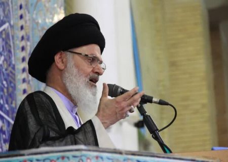 امام جمعه قم: قانون حاکم بر فضای مجازی نظام‌مند شود/ ایران سلطه ناپذیر است