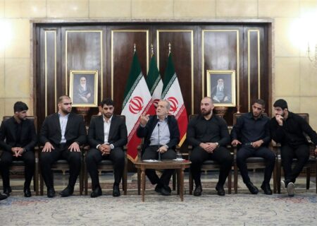 پزشکیان در دیدار تیم ملی کشتی‌: تسلیم‌شدن در وجود ما نیست