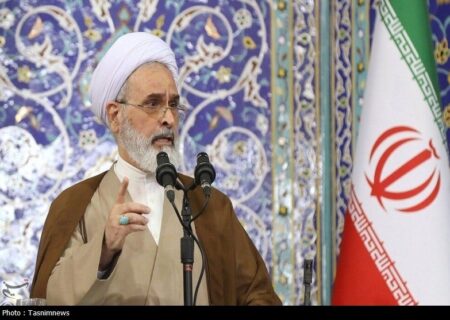 امام جمعه قم: عبور از مرزها و خطوط قرمز الهی یک معصیت است و باید در برابر گناه حساس باشیم