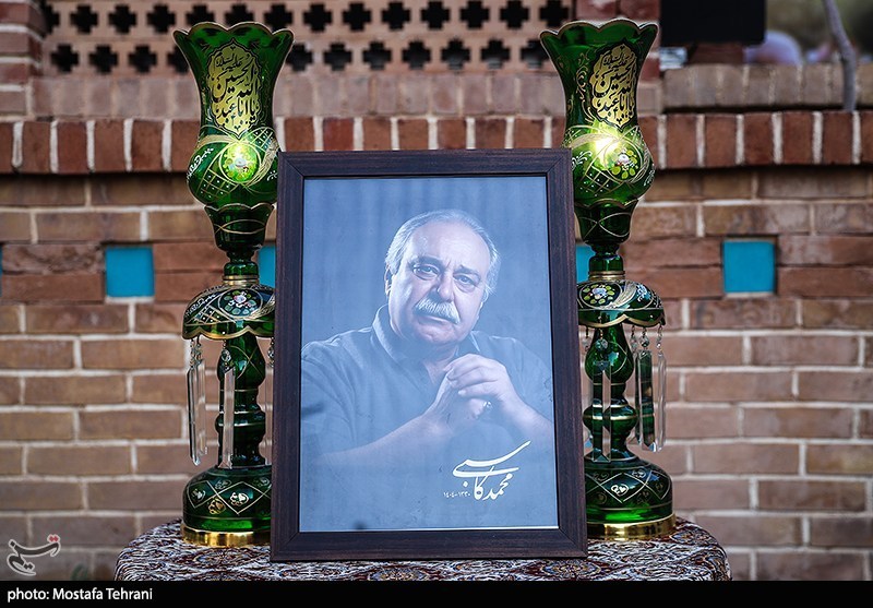 وداع هنرمندان با پیکر محمد کاسبی در حوزه هنری