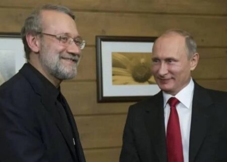 علی لاریجانی پیام رهبر انقلاب را به پوتین تقدیم کرد