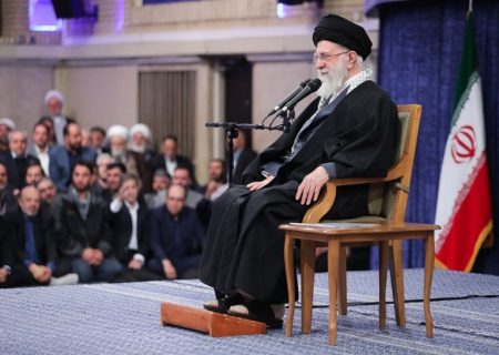 مقام معظم رهبری: خطرناکتر از ناو سلاحی است که آن را به قعر دریا می‌فرستد