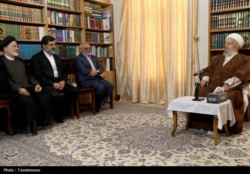 آیتالله مکارم شیرازی: مهار گرانی باید در اولویت دولت قرار گیرد