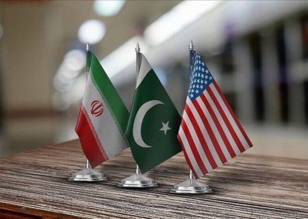 متن یادداشت تفاهم اسلام‌آباد بین جمهوری اسلامی ایران و آمریکا      ۲۷ خرداد ۱۴۰۵ – ۲۲:۴۶ اخبار سیاسی اخبار سیاست ایران   متن یادداشت تفاهم اسلام‌آباد بین جمهوری اسلامی ایران و آمریکا متن کامل یادداشت تفاهم اسلام‌آباد بین جمهوری اسلامی ایران و آمریکا به طور رسمی منتشر شد.  به گزارش تسنیم، متن کامل یادداشت تفاهم‌ ایران و آمریکا (موسوم به تفاهمنامه اسلام آباد) به شرح ذیل است:  جمهوری اسلامی ایران و ایالات متحده آمریکا، به طور مشترک و با حسن نیت، در تاریخ ۲۸ خرداد ۱۴۰۵ نسبت به موارد زیر توافق کردند:  ۱٫ جمهوری اسلامی ایران و ایالات متحده آمریکا و متحدین آنها در جنگ حاضر، با امضای این یادداشت تفاهم خاتمه فوری و دائمی عملیات‌های نظامی را در تمامی جبهه‌ها، از جمله در لبنان، اعلام کرده و تعهد می‌کنند از این پس هیچ جنگ یا هیچ عملیات نظامی علیه یکدیگر آغاز نکنند و از تهدید یا استفاده از زور علیه یکدیگر خودداری کنند و تمامیت ارضی و حاکمیت لبنان را تضمین کنند. توافق نهایی خاتمه دائمی جنگ در تمامی جبهه‌ها، از جمله در لبنان، و بقیه مفاد این بند را تایید خواهد کرد.  ۲٫ جمهوری اسلامی ایران و ایالات متحده آمریکا متعهد می‌شوند که به حاکمیت و تمامیت ارضی یکدیگر احترام بگذارند و از مداخله در امور داخلی یکدیگر خودداری کنند.  ۳٫ جمهوری اسلامی ایران و ایالات متحده آمریکا به انجام مذاکرات و حصول به یک توافق نهایی در مدت حداکثر ۶۰ روز، قابل تمدید با رضایت طرفین، متعهد می‌شوند.  ۴٫ بلافاصله با امضای این یادداشت تفاهم، ایالات متحده آمریکا شروع به رفع محاصره دریایی خود و هرگونه مزاحمت یا ممانعت علیه جمهوری اسلامی ایران می‌کند، و ظرف ۳۰ روز به محاصره دریایی به طور کامل خاتمه خواهد داد. در طول این مدت، تردد کشتی‌ها متناسب با تعداد ترافیک قبل از جنگ که از سوی جمهوری اسلامی ایران برقرار می‌شود، خواهد بود. ایالات متحده آمریکا همچنین متعهد می‌شود تا ظرف ۳۰ روز پس از توافق نهایی، نیروهای نظامی خود را از حوزه پیرامونی جمهوری اسلامی ایران خارج کند.  ۵٫ با امضای این یادداشت تفاهم، جمهوری اسلامی ایران ترتیباتی را با حداکثر تلاش خود برای عبور ایمن کشتی‌های تجاری، بدون هزینه فقط برای ۶۰ روز، از خلیج فارس به دریای عمان و بالعکس، اتخاذ خواهد کرد. تردد کشتی‌های تجاری بلافاصله آغاز، و با توجه به ضرورت رفع موانع فنی و نظامی و مین‌زدایی توسط جمهوری اسلامی ایران، ظرف ۳۰ روز برقرار خواهد شد. جمهوری اسلامی ایران با سلطنت عمان برای تعیین اداره آینده و خدمات دریایی در تنگه هرمز، مطابق با حقوق بین الملل قابل اجرا و حقوق حاکمیتی کشورهای ساحلی تنگه هرمز، گفتگو خواهند کرد و با دیگر کشورهای ساحلی خلیج فارس نیز تبادل نظر می‌کنند.  ۶٫ ایالات متحده آمریکا متعهد می‌شود، با شرکای منطقه‌ای خود، برای بازسازی و توسعه اقتصادی جمهوری اسلامی ایران یک برنامه قطعی مورد توافق طرفین را با تامین حداقل ۳۰۰ میلیارد دلار ایجاد کند. سازوکار اجرایی‌سازی این برنامه، به عنوان بخشی از توافق نهایی ظرف ۶۰ روز نهایی خواهد شد. تمامی تائیدیه‌ها، اسقاطیه‌ها و مجوزهای مورد نیاز برای تراکنش‌های مالی مربوطه توسط ایالات متحده آمریکا ارائه خواهد شد.  ۷٫ ایالات متحده آمریکا متعهد می‌شود به تمامی انواع تحریم‌ها علیه جمهوری اسلامی ایران، از جمله قطعنامه‌های شورای امنیت سازمان ملل متحد، قطعنامه‌های شورای حکام آژانس بین‌المللی انرژی اتمی، و تمامی تحریم‌های یکجانبه آمریکا، اعم از اولیه و ثانویه، برابر یک برنامه زمانی مورد توافق به عنوان بخشی از توافق نهایی، خاتمه دهد. جمهوری اسلامی ایران و ایالات متحده آمریکا به اهمیت اساسی موضوع خاتمه تحریم‌ها که در بالا ذکر شده است اذعان دارند و قصد خود را برای رسیدگی فوری به این موضوعات در مذاکرات، به منظور دستیابی به توافق متقابل در مورد آنها اظهار می‌کنند.  ۸٫ جمهوری اسلامی ایران مجدداً تایید می‌کند که سلاح هسته‌ای تولید یا ابتیاع نخواهد کرد. جمهوری اسلامی ایران و ایالات متحده آمریکا موافقت کرده‌اند که وضعیت مواد غنی‌شده ذخیره شده را از طریق یک سازوکار مورد توافق طرفین و مطابق با برنامه زمانی مندرج در بند ۷، حداقل به شیوه رقیق‌سازی در محل، تحت نظارت آژانس بین‌المللی انرژی اتمی، حل و فصل کنند. دو طرف همچنین موافقت می‌کنند تا در مورد موضوع غنی‌سازی، و دیگر موضوعات مورد توافق دو طرف مرتبط با نیازهای هسته‌ای جمهوری اسلامی ایران، بر اساس یک چارچوب رضایت‌بخش که در توافق نهایی مورد موافقت قرار خواهد گرفت، بحث کنند. توافق نهایی مفاد این بند را تایید خواهد کرد. جمهوری اسلامی ایران و ایالات متحده آمریکا به اهمیت اساسی موضوعات هسته‌ای ذکرشده در بالا اذعان دارند و قصد خود را برای رسیدگی فوری به این موضوعات در مذاکرات، به منظور دستیابی به توافق متقابل در مورد آنها اظهار می‌کنند.  ۹٫ جمهوری اسلامی ایران و ایالات متحده آمریکا موافقت می‌کنند که تا زمان توافق نهایی وضعیت موجود را حفظ کنند؛ جمهوری اسلامی ایران وضع موجود را در برنامه هسته‌ای خود حفظ خواهد کرد، و ایالات متحده آمریکا هیچ تحریم‌های جدیدی علیه ایران وضع نخواهد کرد و نیروهای نظامی بیشتری را در منطقه مستقر نخواهد کرد.  ۱۰٫ ایالات متحده آمریکا متعهد می‌شود بلافاصله با امضای این یادداشت تفاهم و تا زمان خاتمه تحریم‌ها، اسقاطیه‌های وزارت خزانه‌داری را برای صادرات نفت خام ایران، محصولات پتروشیمی و مشتقات آنها، و تمامی خدمات مرتبط شامل تراکنش‌های بانکی، بیمه‌ها، حمل و نقل و غیره صادر کند.  ۱۱٫ ایالات متحده آمریکا متعهد می‌شود تا وجوه و دارایی‌های محدود یا مسدود شده جمهوری اسلامی ایران را با اجرای این یادداشت تفاهم به طور کامل برای استفاده در دسترس قرار دهد. ایالات متحده آمریکا و جمهوری اسلامی ایران در مورد روال مربوط به آزادسازی این وجوه در طول مذاکرات، به صورت دوجانبه توافق می‌کنند. این وجوه، چه در حساب اصلی نگهداری شوند و چه منتقل شوند، برای پرداخت به هر ذینفع نهایی که توسط بانک مرکزی جمهوری اسلامی ایران تعیین می‌شود، باید به طور کامل قابل استفاده شوند. ایالات متحده آمریکا متعهد می‌شود که تمامی تاییدیه ها و مجوزهای لازم را در این رابطه صادر کند.  ۱۲٫ جمهوری اسلامی ایران و ایالات متحده آمریکا موافقت می‌کنند تا یک سازوکار اجرایی برای نظارت بر اجرای موفق این یادداشت تفاهم و پایبندی آتی به توافق نهایی تشکیل شود.  ۱۳٫ پس از امضای این یادداشت تفاهم و منوط به شروع اجرای بندهای ۱، ۴، ۵، ۱۰ و ۱۱ این یادداشت تفاهم و تداوم اجرای این اقدامات، جمهوری اسلامی ایران و ایالات متحده آمریکا مذاکرات درخصوص توافق نهایی را منحصرا در مورد بقیه بندها آغاز خواهند کرد.  ۱۴٫ توافق نهایی با یک قطعنامه الزام‌آور شورای امنیت سازمان ملل متحد تایید خواهد شد.  (امضاء) از طرف دولت جمهوری اسلامی ایران تاریخ  (امضاء) از طرف دولت ایالات متحده آمریکا تاریخ  ( امضاء) در حضور میانجی از طرف دولت جمهوری اسلامی پاکستان تاریخ