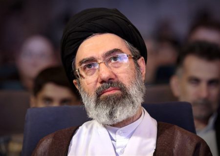 پاسخ رهبرانقلاب به نامه دانشجویان:تا رسیدن به قلّه‌های پیشرفت هم‌عهدیم