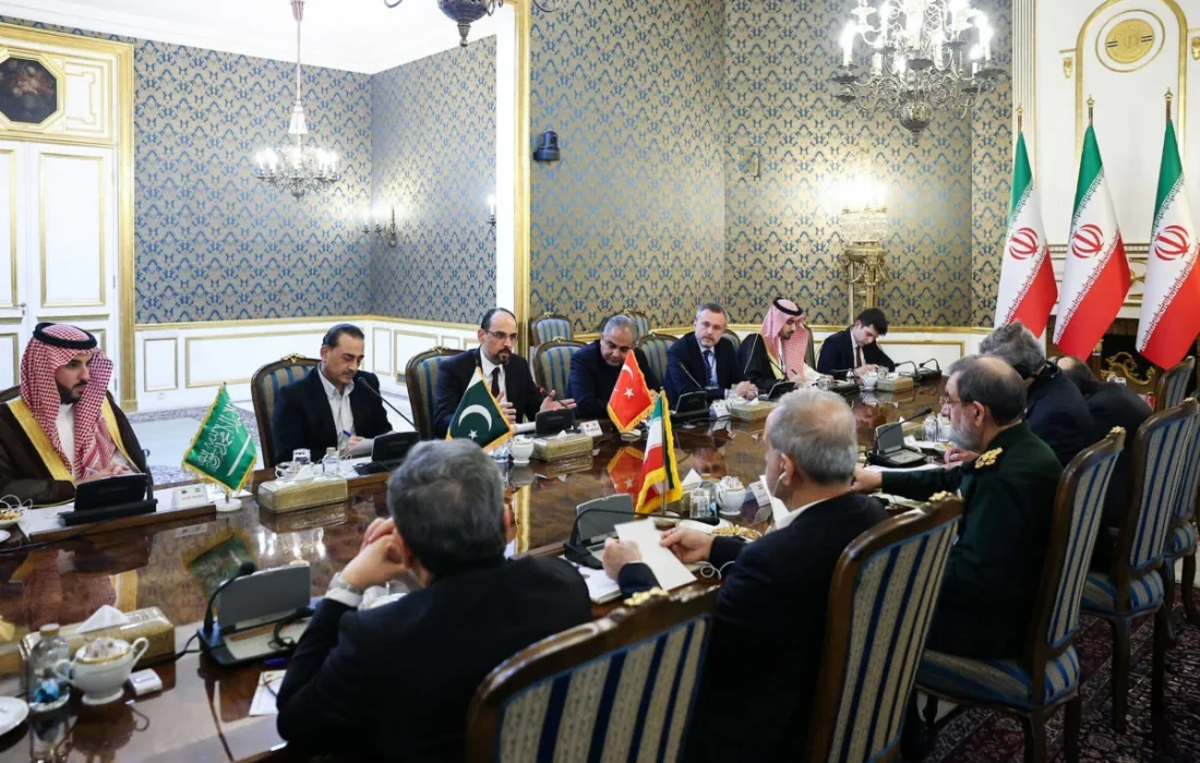 پیشنهاد جدید «عاصم منیر» به ایران با حمایت ترامپ؛ پایان درگیری نزدیک است؟به گزارش خبرنگار بین الملل تابناک، یک مقام پاکستانی به رویترز گفته است که عاصم منیر، با موافقت دونالد ترامپ برای پیگیری مسیر دیپلماسی، راهکاری برای پایان دادن به درگیری‌ها به ایران ارائه کرده است.  بر اساس این گزارش، مقام‌های ارشد عربستان سعودی، ترکیه و پاکستان روز دوشنبه در تهران با مقام‌های ایرانی دیدار کردند تا به کاهش تنش‌ها در خاورمیانه کمک کنند.   این دیدار در حالی انجام شد که انصارالله (حوثی‌ها) یمن حملات تازه‌ای را علیه عربستان سعودی انجام دادند و پارلمان مصر نیز با ارائه حمایت دفاعی به این کشور حوزه خلیج فارس موافقت کرد.  این مذاکرات نخستین تماس در سطح عالی میان ایران و سه کشور یادشده از زمان گسترش جنگی بود که با حملات آمریکا و اسرائیل به ایران آغاز شد و سپس به عربستان سعودی و یمن نیز کشیده شد. این سه کشور در ماه اوت پیمان دفاع متقابل مکه را امضا کرده بودند.  وزارت امور خارجه عربستان سعودی اعلام کرد که هدف از این سفر، گشودن کانال‌های مذاکره برای «جلوگیری از بازگشت تشدید تنش‌های نظامی» بوده است.  عربستان سعودی در این نشست با خالد بن سلمان، وزیر دفاع و برادر کوچک‌تر محمد بن سلمان، ولیعهد این کشور، نمایندگی می‌شد؛ پاکستان را عاصم منیر، فرمانده ارتش، نمایندگی می‌کرد و ابراهیم کالین، رئیس سازمان اطلاعات ترکیه، نیز نماینده آنکارا بود.  در پایان نشست، چهار کشور توافق کردند گفت‌وگوها را با هدف تقویت همکاری‌ها، به‌ویژه در زمینه صلح و امنیت منطقه‌ای، ادامه دهند. محور اصلی نشست تهران  یک مقام ارشد امنیتی پاکستان به رویترز گفت که محور اصلی نشست روز دوشنبه، ایجاد یک چارچوب منطقه‌ای برای عدم تجاوز بوده است. به گفته او، مذاکرات آمریکا و ایران، حملات حوثی‌ها به عربستان سعودی، تنگه هرمز و محاصره بنادر ایران از سوی آمریکا نیز در دستور کار قرار داشته‌اند.  یک مقام دیگر پاکستانی به رویترز گفت که عاصم منیر، با موافقت دونالد ترامپ برای پیگیری مسیر دیپلماسی، راهکاری برای پایان دادن به درگیری‌ها به ایران ارائه کرده است.  این مقام گفت که پیشنهاد فعلی می‌تواند چیزی را که برای هر دو طرف، یعنی آمریکا و ایران، قابل قبول باشد، فراهم کند؛ اما جزئیاتی درباره آن ارائه نکرد.  او افزود که در صورت پذیرش این پیشنهاد، کشورهای عضو پیمان مکه به همراه قطر می‌توانند ضامن اجرای آن باشند.  یک مقام ایرانی پیش‌تر گفته بود که در نشست روز دوشنبه درباره برنامه هسته‌ای ایران مذاکره نخواهد شد و این موضوع تا زمانی که خواسته‌های تهران برای پایان جنگ برآورده نشود، مورد بحث قرار نمی‌گیرد.  این خواسته‌ها شامل پایان دادن به محاصره بنادر ایران از سوی آمریکا و لغو تحریم‌های صادرات نفت ایران است. جی‌دی ونس، معاون رئیس‌جمهور آمریکا، گفته است که ایران برای پایان دادن به جنگ باید سطح غنی‌سازی اورانیوم خود را کاهش دهد. پیشنهاد قطر  پاکستان و قطر تلاش‌های میانجی‌گرانه در این جنگ را هدایت کرده‌اند. یک مقام به رویترز گفت که میانجی‌گران قطری روز یکشنبه نیز در تهران حضور داشتند.  در این راستا، روزنامه نیویورک‌تایمز در گزارشی که روز دوشنبه، ۴ آبان ۱۴۰۵، منتشر شد، به نقل از دو دیپلمات مطلع از مذاکرات نوشته بود که میانجی‌گران قطری در حال پیگیری چارچوبی برای توافق پنج‌روزه میان ایران و آمریکا هستند؛ توافقی که در صورت نهایی شدن، می‌تواند زمینه تبادل مجموعه‌ای از امتیازها میان دو طرف را فراهم کند.  بر اساس این گزارش، یکی از محورهای اصلی پیشنهاد مطرح‌شده، بازگشایی تنگه هرمز از سوی ایران در مقابل رفع محاصره دریایی بنادر ایران از سوی آمریکاست.   با این حال، هنوز توافق نهایی اعلام نشده و یکی از چالش‌های اصلی مذاکرات، تعیین ترتیب اجرای تعهدات دو طرف عنوان شده است.  به بیان دیگر، مسئله تنها توافق بر سر بازگشایی تنگه هرمز یا پایان محاصره دریایی نیست؛ بلکه این موضوع اهمیت دارد که هر طرف در چه مرحله‌ای تعهدات خود را اجرا کند و چه سازوکاری برای اطمینان از پایبندی طرف مقابل در نظر گرفته شود.