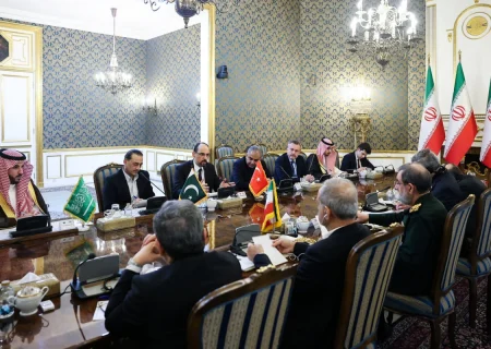 پیشنهاد جدید «عاصم منیر» به ایران با حمایت ترامپ؛ پایان درگیری نزدیک است؟به گزارش خبرنگار بین الملل تابناک، یک مقام پاکستانی به رویترز گفته است که عاصم منیر، با موافقت دونالد ترامپ برای پیگیری مسیر دیپلماسی، راهکاری برای پایان دادن به درگیری‌ها به ایران ارائه کرده است.  بر اساس این گزارش، مقام‌های ارشد عربستان سعودی، ترکیه و پاکستان روز دوشنبه در تهران با مقام‌های ایرانی دیدار کردند تا به کاهش تنش‌ها در خاورمیانه کمک کنند.   این دیدار در حالی انجام شد که انصارالله (حوثی‌ها) یمن حملات تازه‌ای را علیه عربستان سعودی انجام دادند و پارلمان مصر نیز با ارائه حمایت دفاعی به این کشور حوزه خلیج فارس موافقت کرد.  این مذاکرات نخستین تماس در سطح عالی میان ایران و سه کشور یادشده از زمان گسترش جنگی بود که با حملات آمریکا و اسرائیل به ایران آغاز شد و سپس به عربستان سعودی و یمن نیز کشیده شد. این سه کشور در ماه اوت پیمان دفاع متقابل مکه را امضا کرده بودند.  وزارت امور خارجه عربستان سعودی اعلام کرد که هدف از این سفر، گشودن کانال‌های مذاکره برای «جلوگیری از بازگشت تشدید تنش‌های نظامی» بوده است.  عربستان سعودی در این نشست با خالد بن سلمان، وزیر دفاع و برادر کوچک‌تر محمد بن سلمان، ولیعهد این کشور، نمایندگی می‌شد؛ پاکستان را عاصم منیر، فرمانده ارتش، نمایندگی می‌کرد و ابراهیم کالین، رئیس سازمان اطلاعات ترکیه، نیز نماینده آنکارا بود.  در پایان نشست، چهار کشور توافق کردند گفت‌وگوها را با هدف تقویت همکاری‌ها، به‌ویژه در زمینه صلح و امنیت منطقه‌ای، ادامه دهند. محور اصلی نشست تهران  یک مقام ارشد امنیتی پاکستان به رویترز گفت که محور اصلی نشست روز دوشنبه، ایجاد یک چارچوب منطقه‌ای برای عدم تجاوز بوده است. به گفته او، مذاکرات آمریکا و ایران، حملات حوثی‌ها به عربستان سعودی، تنگه هرمز و محاصره بنادر ایران از سوی آمریکا نیز در دستور کار قرار داشته‌اند.  یک مقام دیگر پاکستانی به رویترز گفت که عاصم منیر، با موافقت دونالد ترامپ برای پیگیری مسیر دیپلماسی، راهکاری برای پایان دادن به درگیری‌ها به ایران ارائه کرده است.  این مقام گفت که پیشنهاد فعلی می‌تواند چیزی را که برای هر دو طرف، یعنی آمریکا و ایران، قابل قبول باشد، فراهم کند؛ اما جزئیاتی درباره آن ارائه نکرد.  او افزود که در صورت پذیرش این پیشنهاد، کشورهای عضو پیمان مکه به همراه قطر می‌توانند ضامن اجرای آن باشند.  یک مقام ایرانی پیش‌تر گفته بود که در نشست روز دوشنبه درباره برنامه هسته‌ای ایران مذاکره نخواهد شد و این موضوع تا زمانی که خواسته‌های تهران برای پایان جنگ برآورده نشود، مورد بحث قرار نمی‌گیرد.  این خواسته‌ها شامل پایان دادن به محاصره بنادر ایران از سوی آمریکا و لغو تحریم‌های صادرات نفت ایران است. جی‌دی ونس، معاون رئیس‌جمهور آمریکا، گفته است که ایران برای پایان دادن به جنگ باید سطح غنی‌سازی اورانیوم خود را کاهش دهد. پیشنهاد قطر  پاکستان و قطر تلاش‌های میانجی‌گرانه در این جنگ را هدایت کرده‌اند. یک مقام به رویترز گفت که میانجی‌گران قطری روز یکشنبه نیز در تهران حضور داشتند.  در این راستا، روزنامه نیویورک‌تایمز در گزارشی که روز دوشنبه، ۴ آبان ۱۴۰۵، منتشر شد، به نقل از دو دیپلمات مطلع از مذاکرات نوشته بود که میانجی‌گران قطری در حال پیگیری چارچوبی برای توافق پنج‌روزه میان ایران و آمریکا هستند؛ توافقی که در صورت نهایی شدن، می‌تواند زمینه تبادل مجموعه‌ای از امتیازها میان دو طرف را فراهم کند.  بر اساس این گزارش، یکی از محورهای اصلی پیشنهاد مطرح‌شده، بازگشایی تنگه هرمز از سوی ایران در مقابل رفع محاصره دریایی بنادر ایران از سوی آمریکاست.   با این حال، هنوز توافق نهایی اعلام نشده و یکی از چالش‌های اصلی مذاکرات، تعیین ترتیب اجرای تعهدات دو طرف عنوان شده است.  به بیان دیگر، مسئله تنها توافق بر سر بازگشایی تنگه هرمز یا پایان محاصره دریایی نیست؛ بلکه این موضوع اهمیت دارد که هر طرف در چه مرحله‌ای تعهدات خود را اجرا کند و چه سازوکاری برای اطمینان از پایبندی طرف مقابل در نظر گرفته شود.