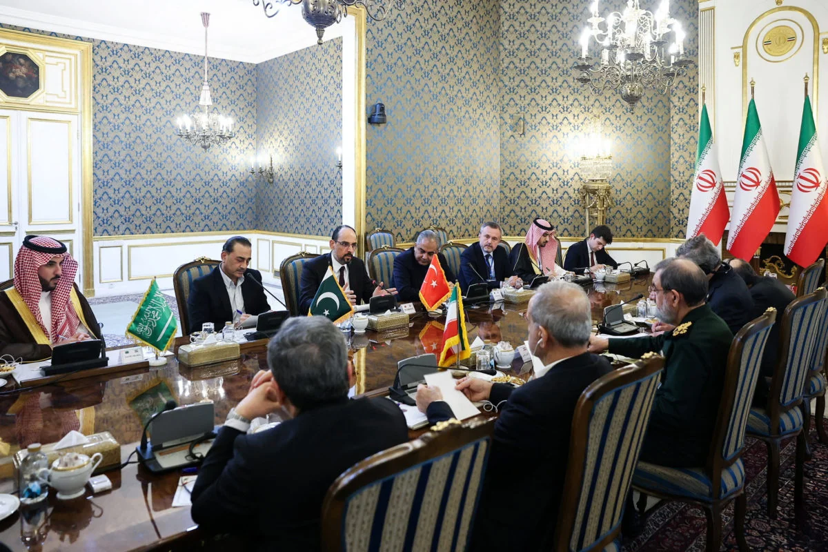 پیشنهاد جدید «عاصم منیر» به ایران با حمایت ترامپ؛ پایان درگیری نزدیک است؟به گزارش خبرنگار بین الملل تابناک، یک مقام پاکستانی به رویترز گفته است که عاصم منیر، با موافقت دونالد ترامپ برای پیگیری مسیر دیپلماسی، راهکاری برای پایان دادن به درگیری‌ها به ایران ارائه کرده است.  بر اساس این گزارش، مقام‌های ارشد عربستان سعودی، ترکیه و پاکستان روز دوشنبه در تهران با مقام‌های ایرانی دیدار کردند تا به کاهش تنش‌ها در خاورمیانه کمک کنند.   این دیدار در حالی انجام شد که انصارالله (حوثی‌ها) یمن حملات تازه‌ای را علیه عربستان سعودی انجام دادند و پارلمان مصر نیز با ارائه حمایت دفاعی به این کشور حوزه خلیج فارس موافقت کرد.  این مذاکرات نخستین تماس در سطح عالی میان ایران و سه کشور یادشده از زمان گسترش جنگی بود که با حملات آمریکا و اسرائیل به ایران آغاز شد و سپس به عربستان سعودی و یمن نیز کشیده شد. این سه کشور در ماه اوت پیمان دفاع متقابل مکه را امضا کرده بودند.  وزارت امور خارجه عربستان سعودی اعلام کرد که هدف از این سفر، گشودن کانال‌های مذاکره برای «جلوگیری از بازگشت تشدید تنش‌های نظامی» بوده است.  عربستان سعودی در این نشست با خالد بن سلمان، وزیر دفاع و برادر کوچک‌تر محمد بن سلمان، ولیعهد این کشور، نمایندگی می‌شد؛ پاکستان را عاصم منیر، فرمانده ارتش، نمایندگی می‌کرد و ابراهیم کالین، رئیس سازمان اطلاعات ترکیه، نیز نماینده آنکارا بود.  در پایان نشست، چهار کشور توافق کردند گفت‌وگوها را با هدف تقویت همکاری‌ها، به‌ویژه در زمینه صلح و امنیت منطقه‌ای، ادامه دهند. محور اصلی نشست تهران  یک مقام ارشد امنیتی پاکستان به رویترز گفت که محور اصلی نشست روز دوشنبه، ایجاد یک چارچوب منطقه‌ای برای عدم تجاوز بوده است. به گفته او، مذاکرات آمریکا و ایران، حملات حوثی‌ها به عربستان سعودی، تنگه هرمز و محاصره بنادر ایران از سوی آمریکا نیز در دستور کار قرار داشته‌اند.  یک مقام دیگر پاکستانی به رویترز گفت که عاصم منیر، با موافقت دونالد ترامپ برای پیگیری مسیر دیپلماسی، راهکاری برای پایان دادن به درگیری‌ها به ایران ارائه کرده است.  این مقام گفت که پیشنهاد فعلی می‌تواند چیزی را که برای هر دو طرف، یعنی آمریکا و ایران، قابل قبول باشد، فراهم کند؛ اما جزئیاتی درباره آن ارائه نکرد.  او افزود که در صورت پذیرش این پیشنهاد، کشورهای عضو پیمان مکه به همراه قطر می‌توانند ضامن اجرای آن باشند.  یک مقام ایرانی پیش‌تر گفته بود که در نشست روز دوشنبه درباره برنامه هسته‌ای ایران مذاکره نخواهد شد و این موضوع تا زمانی که خواسته‌های تهران برای پایان جنگ برآورده نشود، مورد بحث قرار نمی‌گیرد.  این خواسته‌ها شامل پایان دادن به محاصره بنادر ایران از سوی آمریکا و لغو تحریم‌های صادرات نفت ایران است. جی‌دی ونس، معاون رئیس‌جمهور آمریکا، گفته است که ایران برای پایان دادن به جنگ باید سطح غنی‌سازی اورانیوم خود را کاهش دهد. پیشنهاد قطر  پاکستان و قطر تلاش‌های میانجی‌گرانه در این جنگ را هدایت کرده‌اند. یک مقام به رویترز گفت که میانجی‌گران قطری روز یکشنبه نیز در تهران حضور داشتند.  در این راستا، روزنامه نیویورک‌تایمز در گزارشی که روز دوشنبه، ۴ آبان ۱۴۰۵، منتشر شد، به نقل از دو دیپلمات مطلع از مذاکرات نوشته بود که میانجی‌گران قطری در حال پیگیری چارچوبی برای توافق پنج‌روزه میان ایران و آمریکا هستند؛ توافقی که در صورت نهایی شدن، می‌تواند زمینه تبادل مجموعه‌ای از امتیازها میان دو طرف را فراهم کند.  بر اساس این گزارش، یکی از محورهای اصلی پیشنهاد مطرح‌شده، بازگشایی تنگه هرمز از سوی ایران در مقابل رفع محاصره دریایی بنادر ایران از سوی آمریکاست.   با این حال، هنوز توافق نهایی اعلام نشده و یکی از چالش‌های اصلی مذاکرات، تعیین ترتیب اجرای تعهدات دو طرف عنوان شده است.  به بیان دیگر، مسئله تنها توافق بر سر بازگشایی تنگه هرمز یا پایان محاصره دریایی نیست؛ بلکه این موضوع اهمیت دارد که هر طرف در چه مرحله‌ای تعهدات خود را اجرا کند و چه سازوکاری برای اطمینان از پایبندی طرف مقابل در نظر گرفته شود.